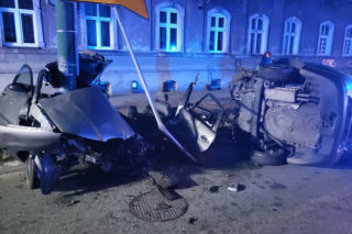 Samochód wbił się w przydrożny słup. Nie żyją dwie osoby, auto rozpadło się na pół