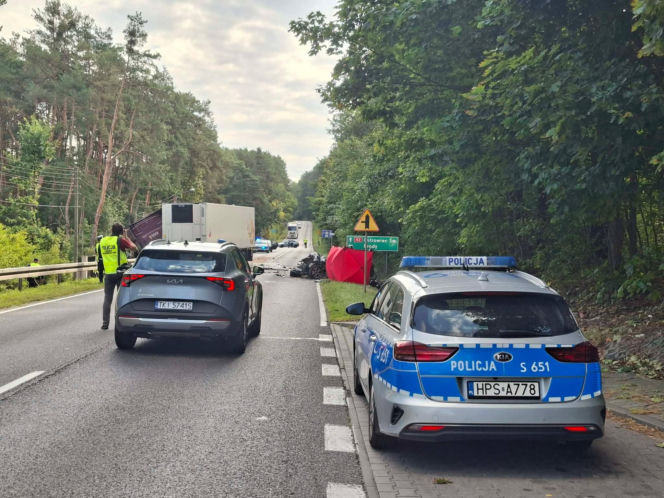 Śmiertelny wypadek w Stykowie na DK 42. Na miejscu zginął 23 letni mężczyzna
