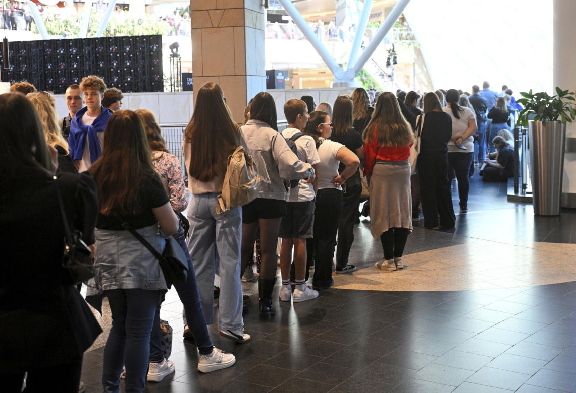 Dawid Kwiatkowski podpisuje płyty na spotkaniu z fanami