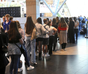 Dawid Kwiatkowski podpisuje płyty na spotkaniu z fanami