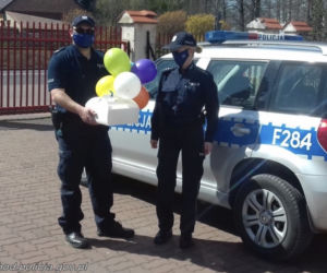 6-latka na kwarantannie miała urodziny. Tort dostarczyli jej... policjanci