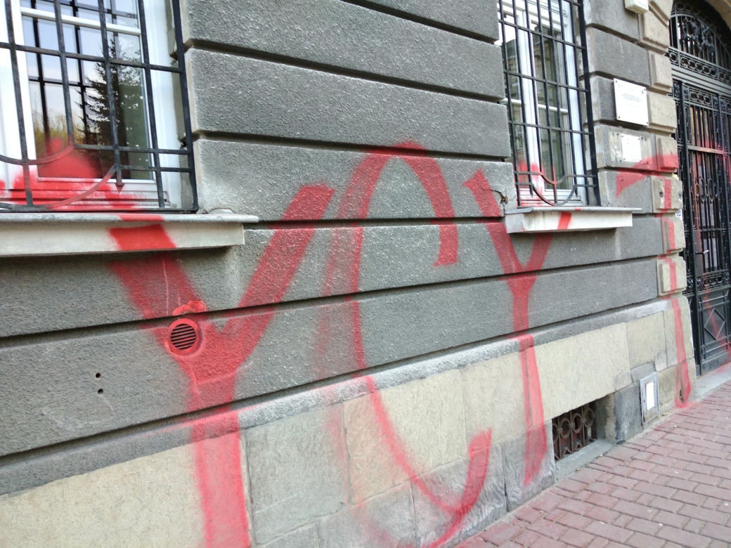 Tarnów. Siedziba urzędu miasta ZDEWASTOWANA. Ktoś namalował napis: "politycy to k****"
