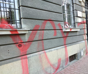 Tarnów. Siedziba urzędu miasta ZDEWASTOWANA. Ktoś namalował napis: politycy to k****