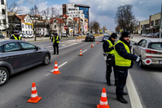 Do kiedy obostrzenia w przemieszczaniu się i zamknięte granice? Rząd podał nowe daty