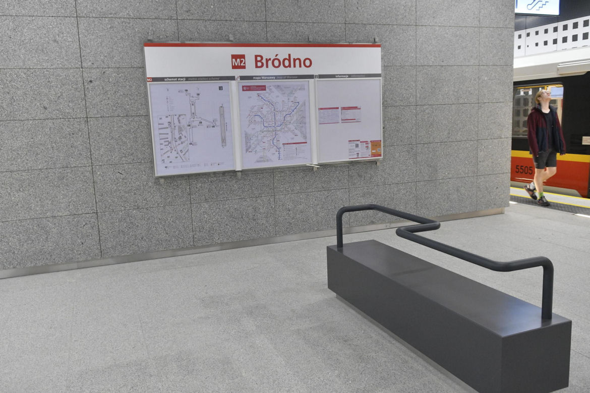 Czarne ściany, aluminiowe drzwi. Tak wygląda toaleta na nowej stacji metra na Bródnie