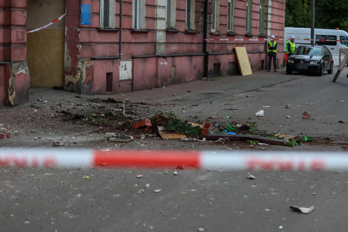Runęli z balkonem, winnych nie ma