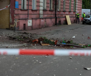 Runęli z balkonem, winnych nie ma