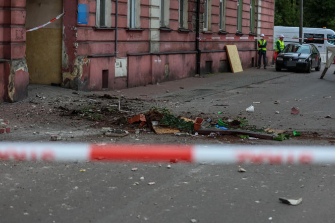 Runęli z balkonem, winnych nie ma