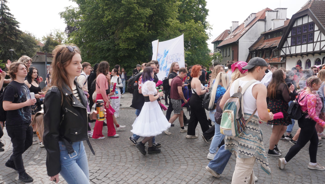 Kortowiada 2024. Parada Wydziałów przeszła ulicami miasta. Studenci tłumnie wzięli udział w imprezie
