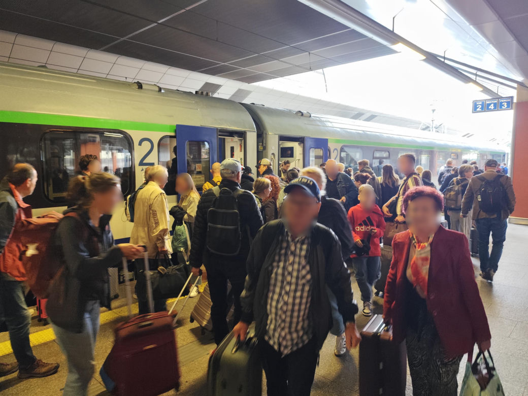 Protest maszynistów spowodował utrudnienia na kolei - dworzec w Krakowie