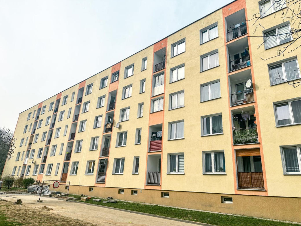 Emerytowany żołnierz wypchnął żonę z balkonu. Sąd nie miał litości!
