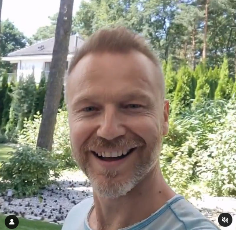Krystian Wieczorek na Instagramie pokazał gdzie spędzi wakacje z żoną i córką