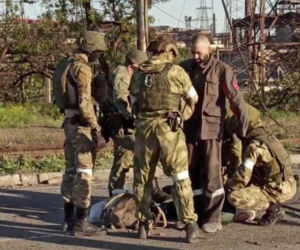 Ukraińscy żołnierze ewakuowani z zakładów Azowstal
