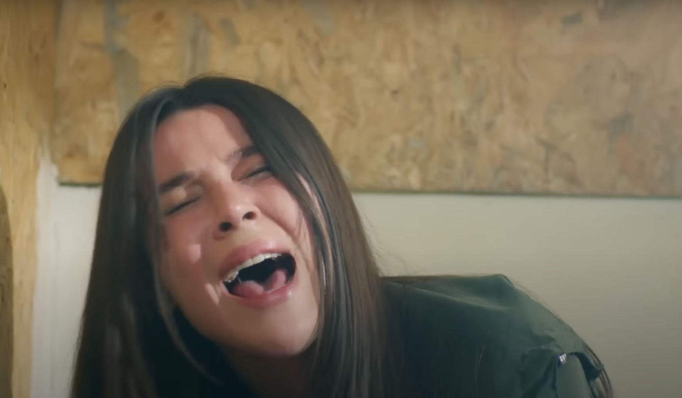 Ege odnajdzie Zeynep, ale porywacz Ragip dźgnie go nożem i zabije. Ukochany skona w ramionach zrozpaczonej Zeynep.