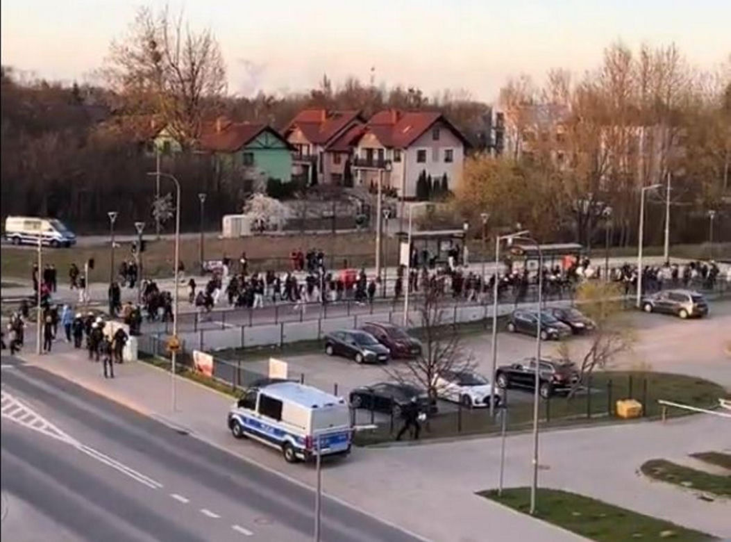 Tłum nastolatków szedł ulicami Gdańska, wykrzykując agresywne hasła. Interweniowała policja