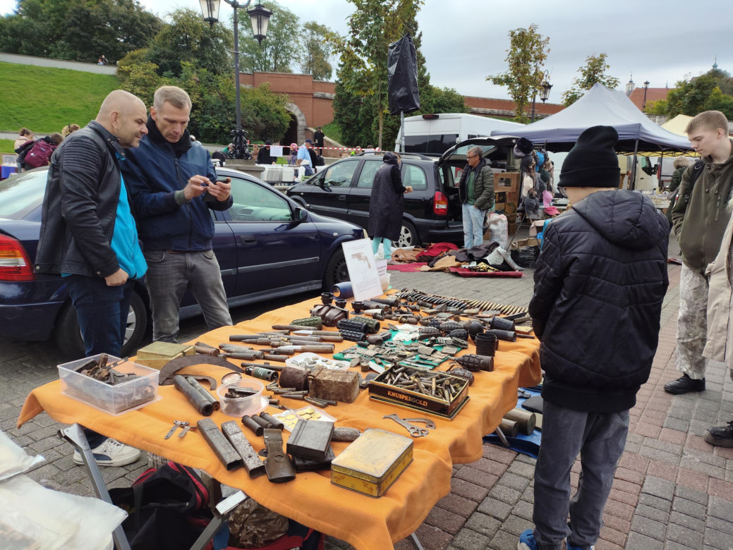 Wyjątkowe antyki ponownie zagościły na Placu Zamkowym w Lublinie. Tak wygląda wrześniowa Lubelska  Giełda Staroci [GALERIA]