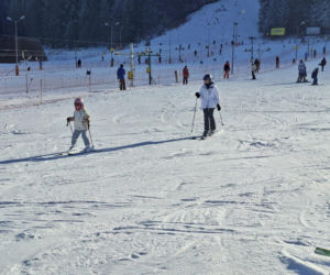 Kosiniak-Kamysz uczy dzieci szusować