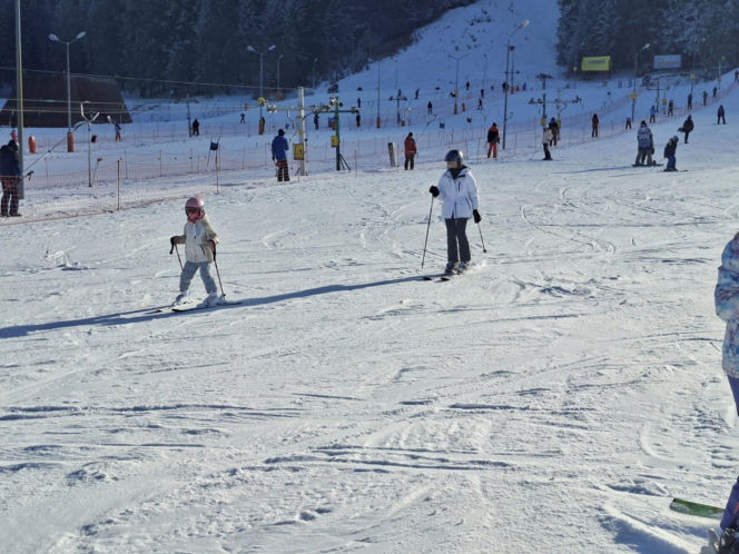 Kosiniak-Kamysz uczy dzieci szusować