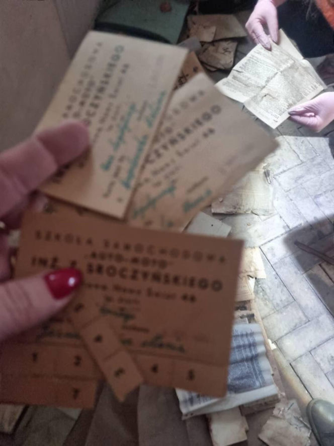 Pod podłogą mieszkania na Saskiej Kępie znajdowała się skytka z dokumentami i prywatnymi rzeczami z czasów okupacji