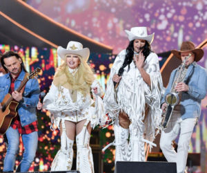 Stylizacje, o których mówi cała Polska. Gołe uda i niesforne frędzle zahipnotyzowały publiczność