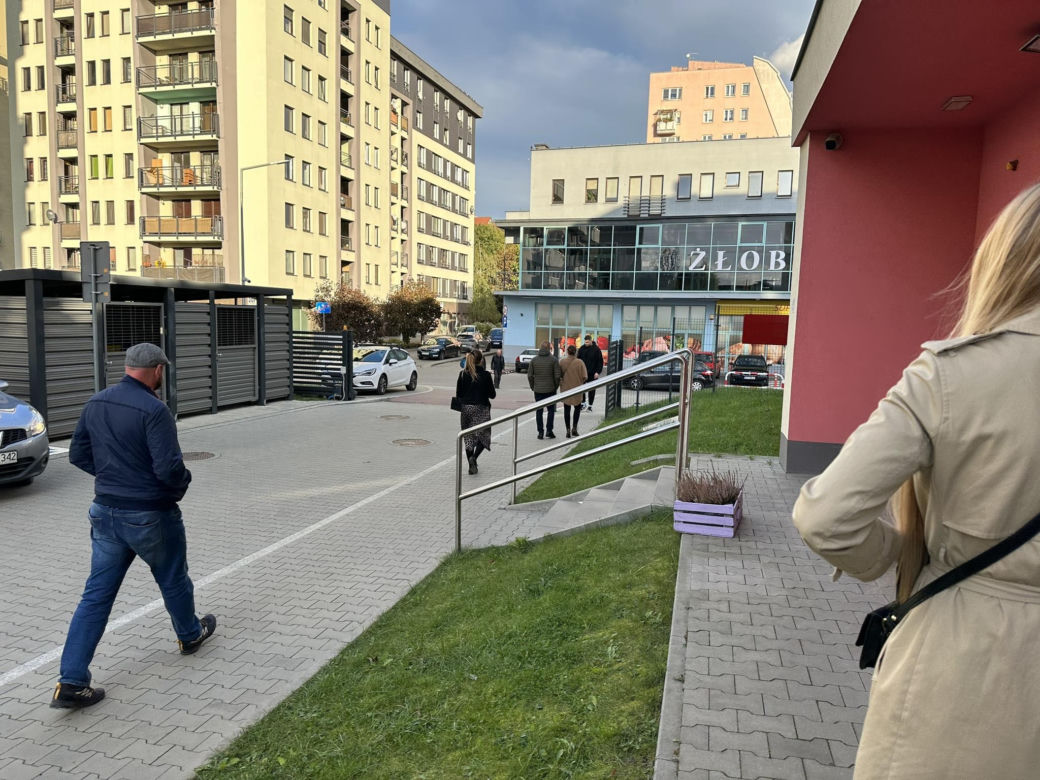 Krakowianie stoją w kolejkach do urn wyborczych. Frekwencja robi wrażenie!
