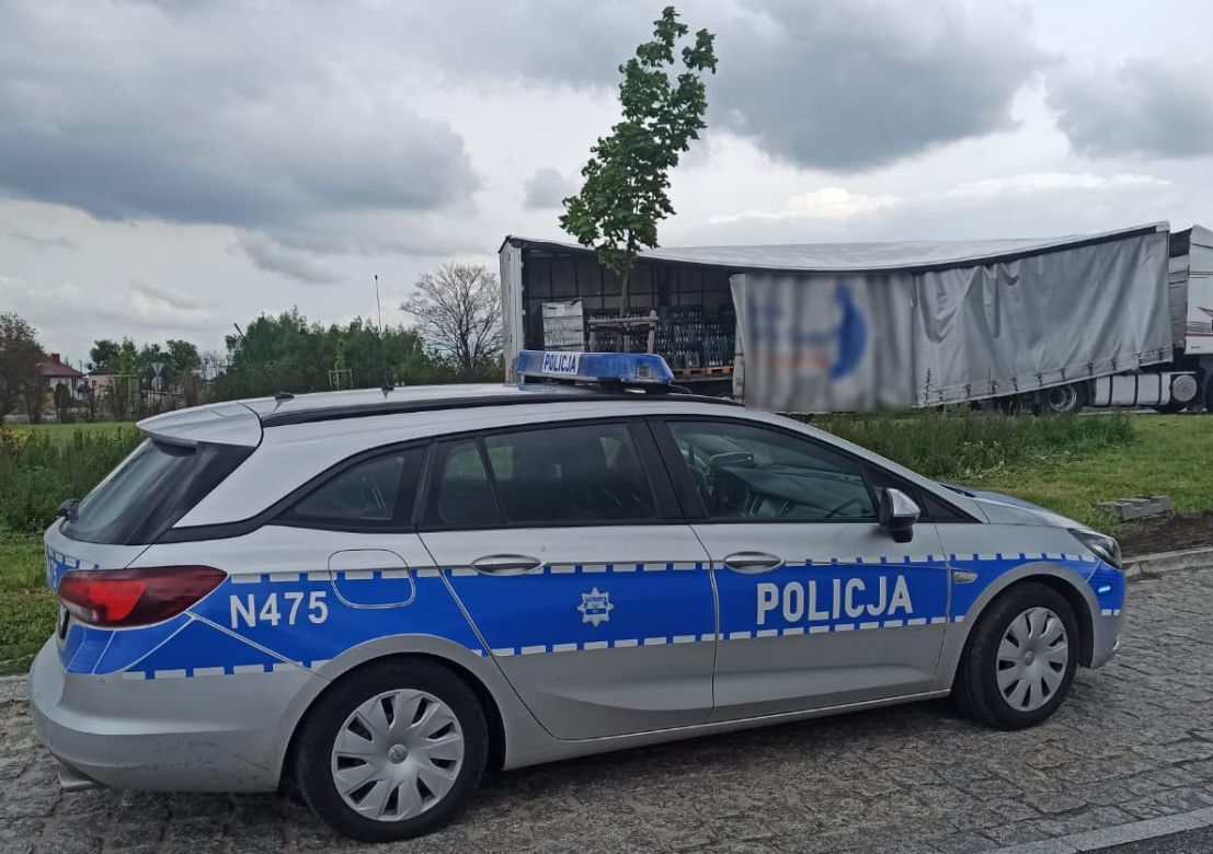 Czarlin. Z ciężarówki wypadł ładunek piwa. Setki butelek na drodze 