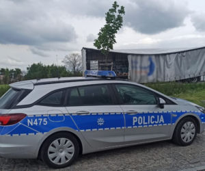 Czarlin. Z ciężarówki wypadł ładunek piwa. Setki butelek na drodze 