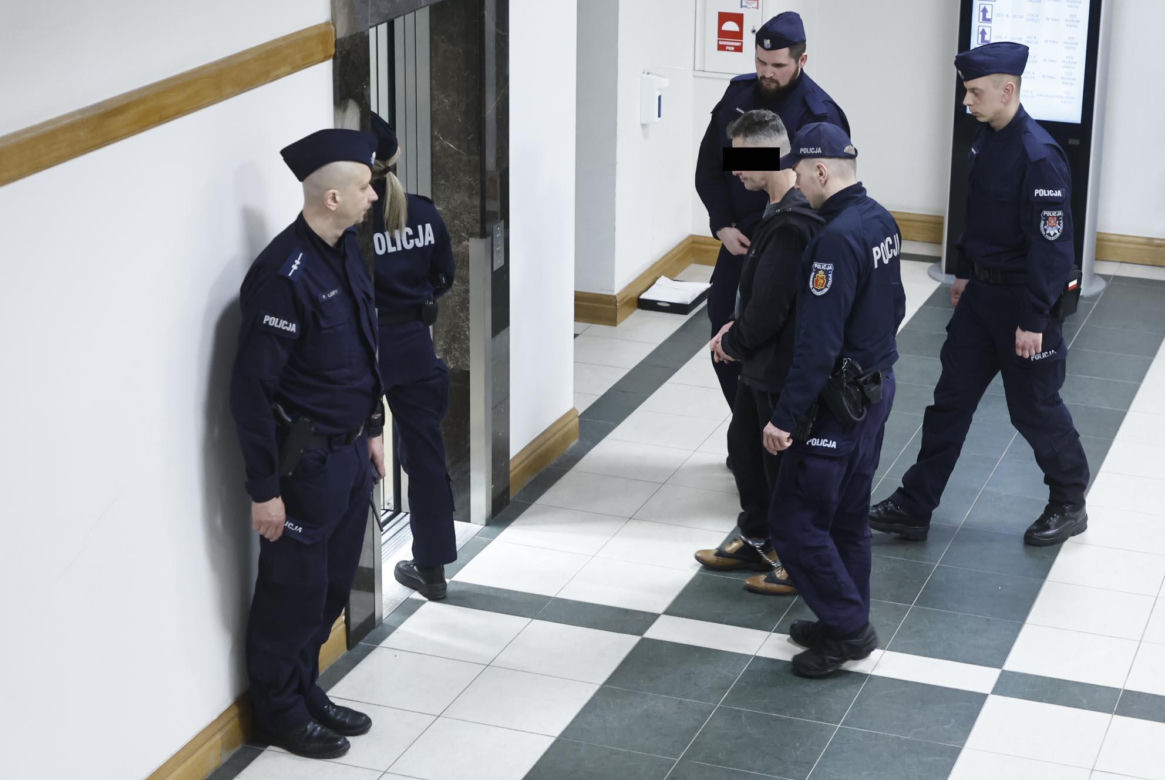 „Sztuczną szczękę wepchnięto jej do gardła”. Przerażające ustalenia. W mieszkaniu w Warszawie znaleziono cztery ciała