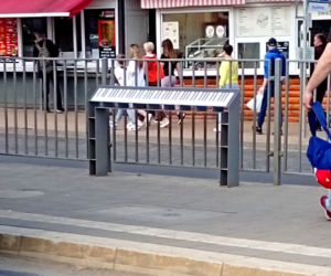 Muzyczne klimaty na przystanku tramwajowym w centrum Szczecina. Skąd wzięło się to nietypowe pianino? 