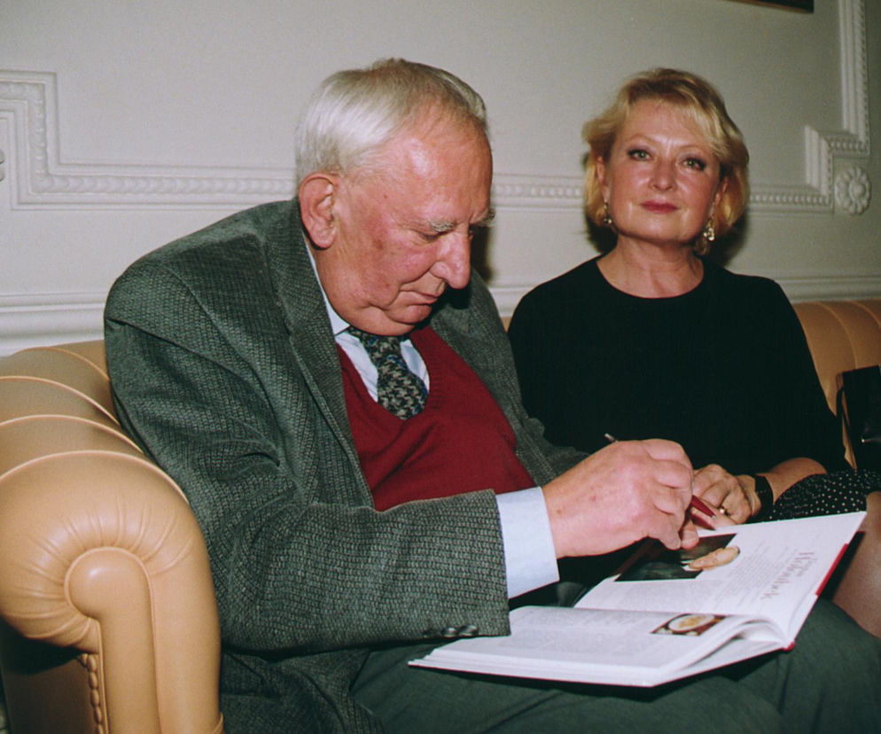 Gustaw Holoubek podpisuje książkę, siedząc obok Magdaleny Zawadzkiej. O historii ich miłości przeczytasz na SE.