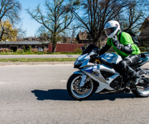 Koronawirus w Trójmieście. Jeżdżą na motorach i pomagają seniorom