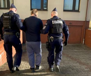 Jednego policjanta próbował rozjechać, na innych rzucił się z siekierą. Michał P. nie trafi za kratki