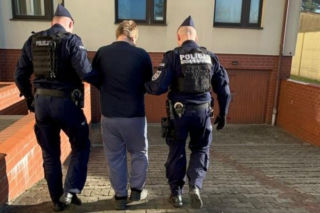 Potrącił policjanta, na innych rzucił się z siekierą. Decyzja sądu zaskakuje