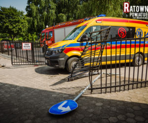 Groźny wypadek w Ełku. Samochód z małym dzieckiem wjechał w budynek szkoły