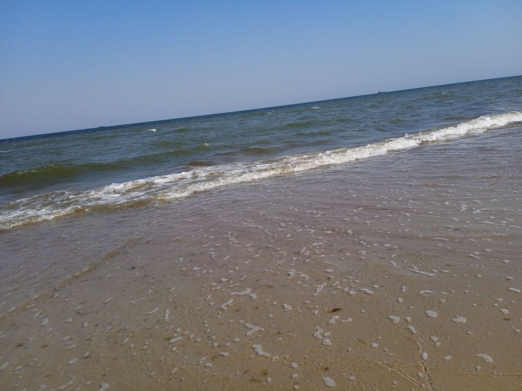 Mieszkańcy korzystają ze słonecznej pogody. Na plaży w Jelitkowie widać już pierwszych spacerowiczów!