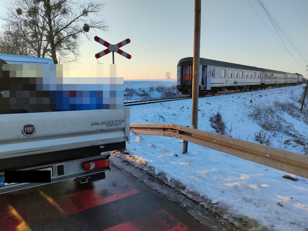 O krok od tragedii! Dostawczak zderzył się z pociągiem pod Rypinem [ZDJĘCIA]