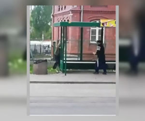 Furiat ZNĘCAŁ SIĘ nad bezdomnym. Kopał i bił po twarzy! MAKABRYCZNE nagranie!