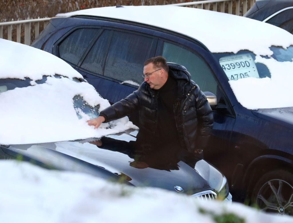 Czesław Michniewicza przegląda szalenie drogie auta. Został przyłapany w wielkiej furze, ale zakupy musi taszczyć