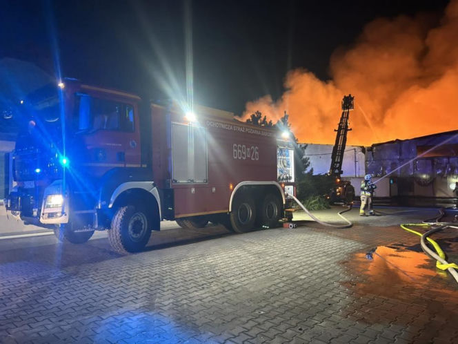 Pożar hal produkcyjnych w Bramkach