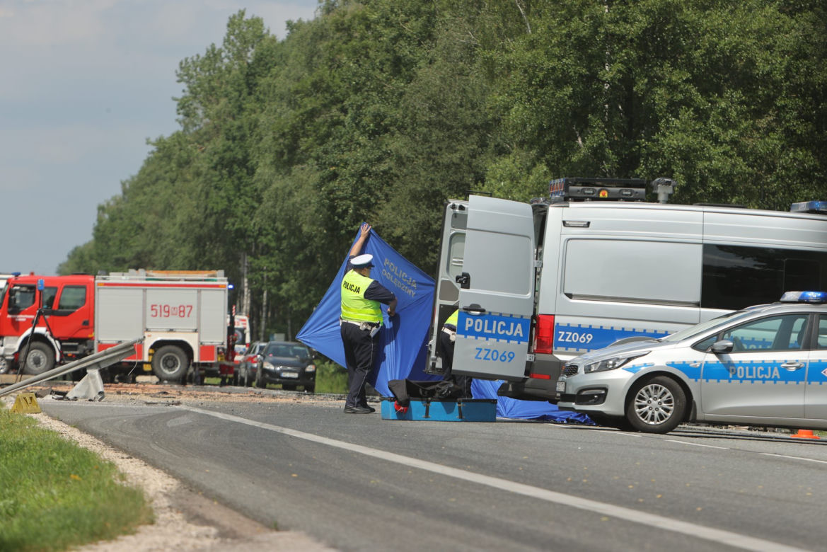 Masakra w Grębiszewie. Pojazdy zgniecione jak puszki