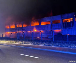 Pożar hali z paliwami alternatywnymi w Stalowej Woli. Miasto zaapelowało o pozostanie w domach