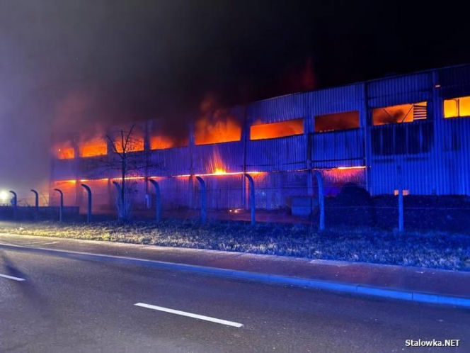 Pożar hali z paliwami alternatywnymi w Stalowej Woli. Miasto zaapelowało o pozostanie w domach