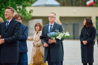 Na Wspólnej, odc. 4268. Wojtek (Wojciech Błach), Damian (Waldemar Błaszczyk), Kajtek (Mikołaj Szostek), Marta (Joanna Jabłczyńska), Dorota Zakrzewska (Edyta Jungowska)