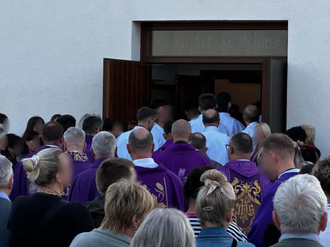 Mieszkańcy Lęborka żegnają księdza, który utonął w Darłówku