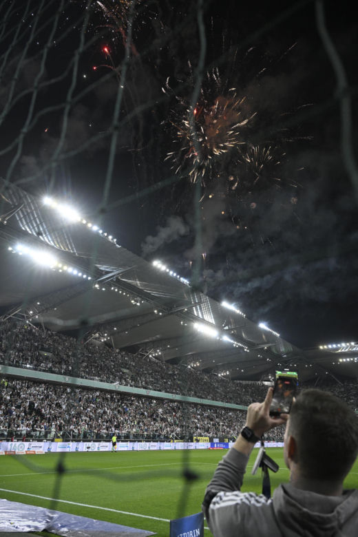 Kibice nie zawiedli podczas meczu Legia - Widzew. Efektowne zdjęcia z trybun
