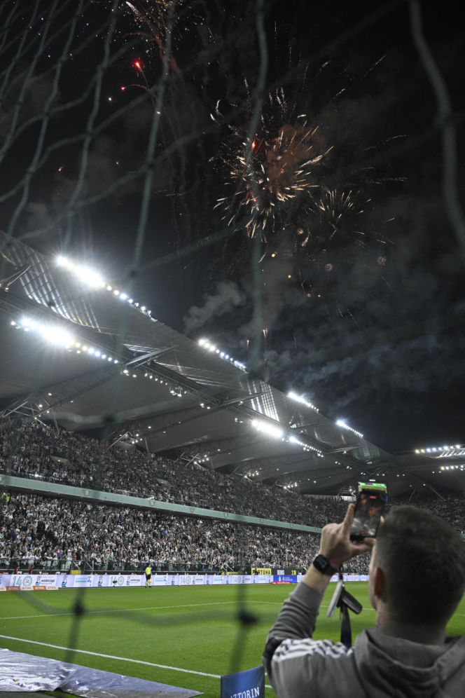 Kibice nie zawiedli podczas meczu Legia - Widzew. Efektowne zdjęcia z trybun