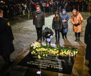 Poruszające sceny pod tablicą pamiątkową Pawła Adamowicza! Tłumy ludzi oddały hołd zabitemu prezydentowi Gdańska