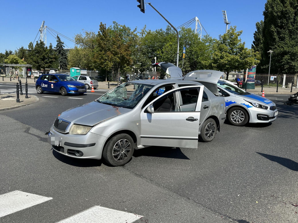 Koszmarny wypadek w Śródmieściu. Dwie osoby ranne, droga zablokowana