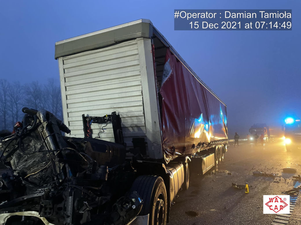 Dwie ciężarówki zderzyły się we mgle na autostradzie A1. Droga zablokowana