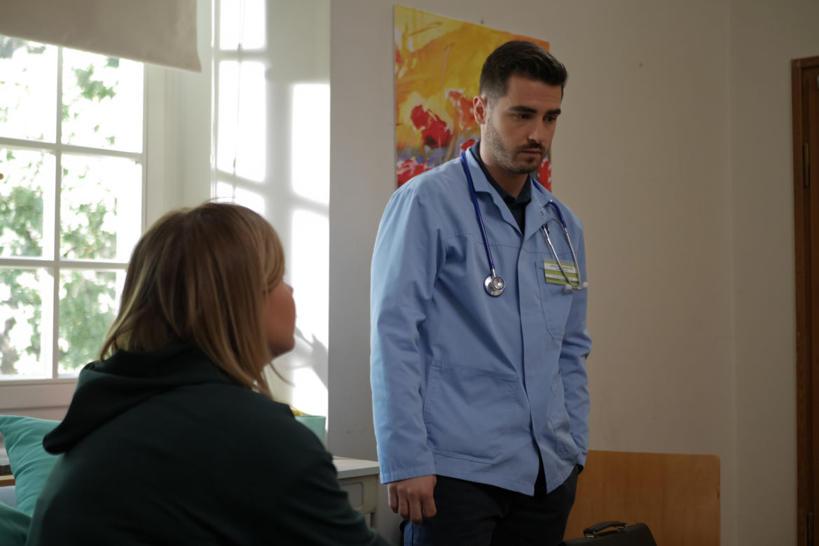 Pierwsza miłość. Marysia (Aneta Zając), lekarz Kacper (Damian Kulec)